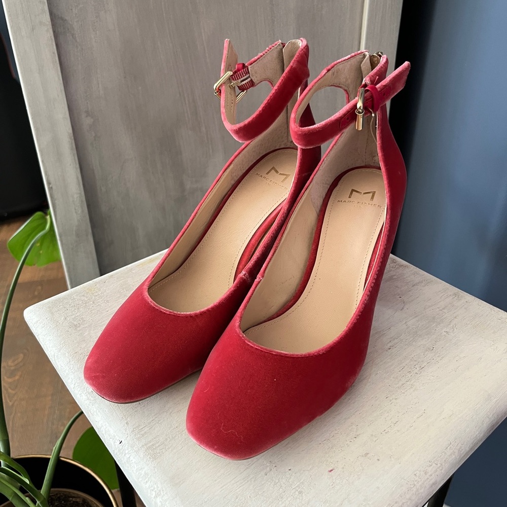 Marc Fisher pink velvet heels 7.5 NWOB